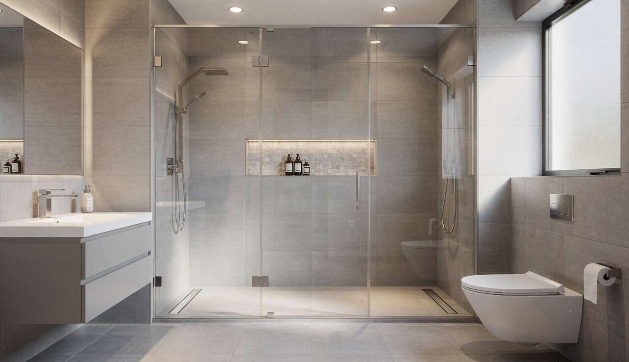 Optimisation de l'espace avec une porte de douche adapt&eacute;e