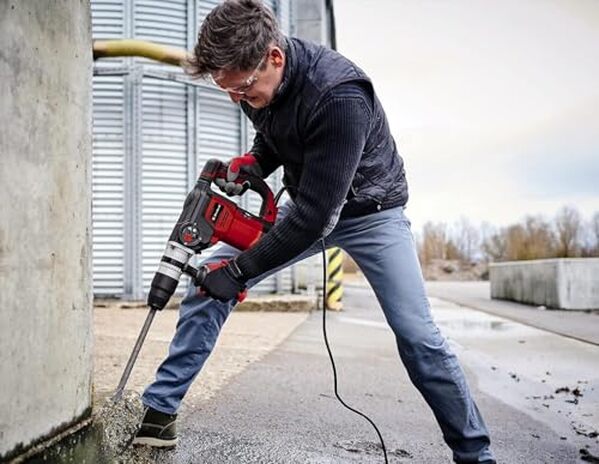 Explorez les performances du marteau perforateur Einhell TE-RH 40 3F : un outil alliant puissance et efficacité pour tous vos travaux de perçage et burinage.