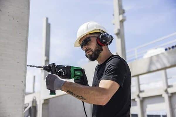 Découvrez notre test complet du HiKOKI DH26PC2, une perceuse performante avec technologie anti-vibration pour un confort optimal et une précision accrue. 