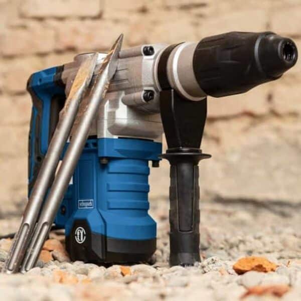 Découvrez notre test complet du perforateur Scheppach DH1600MAX 1600W. Analysez sa puissance, ses vibrations et ses performances pour vos travaux de forage et percussion.