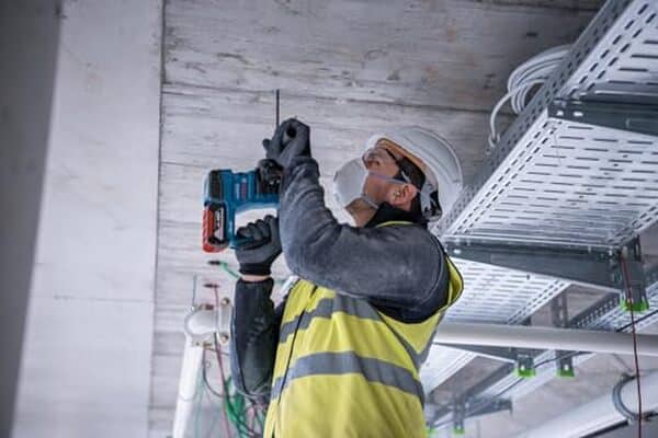 Découvrez notre test complet du perforateur sans-fil Bosch GBH 18V-22 : performances, avantages et verdict d'utilisation pour vos travaux de perçage et de burinag