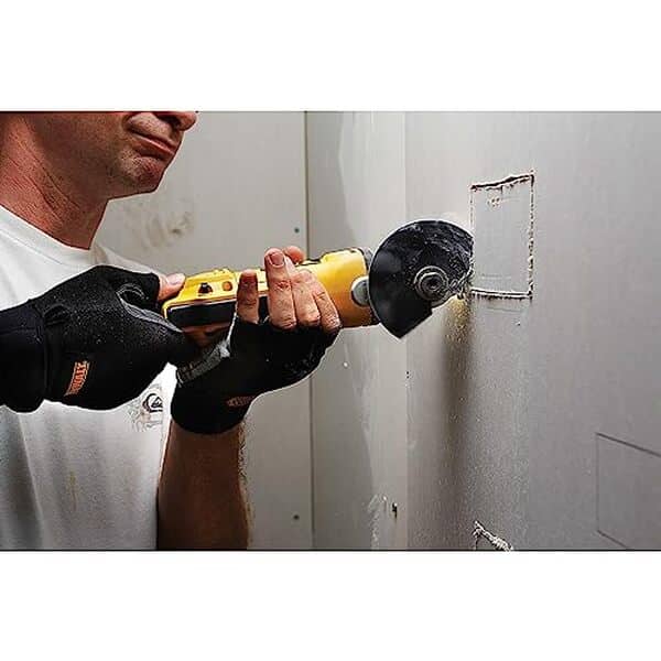 Découvrez notre test complet du multi-cutter filaire Dewalt DWE315KT-QS 300W avec 32 accessoires. Performances, ergonomie et avis d'expert pour ce multi-outils polyvalent.