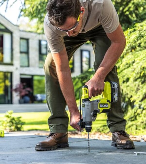 Découvrez notre test détaillé du perforateur sans fil Ryobi 18V One+ R18Sds-0 : performances, puissance et polyvalence pour vos travaux de perçage et burinage.