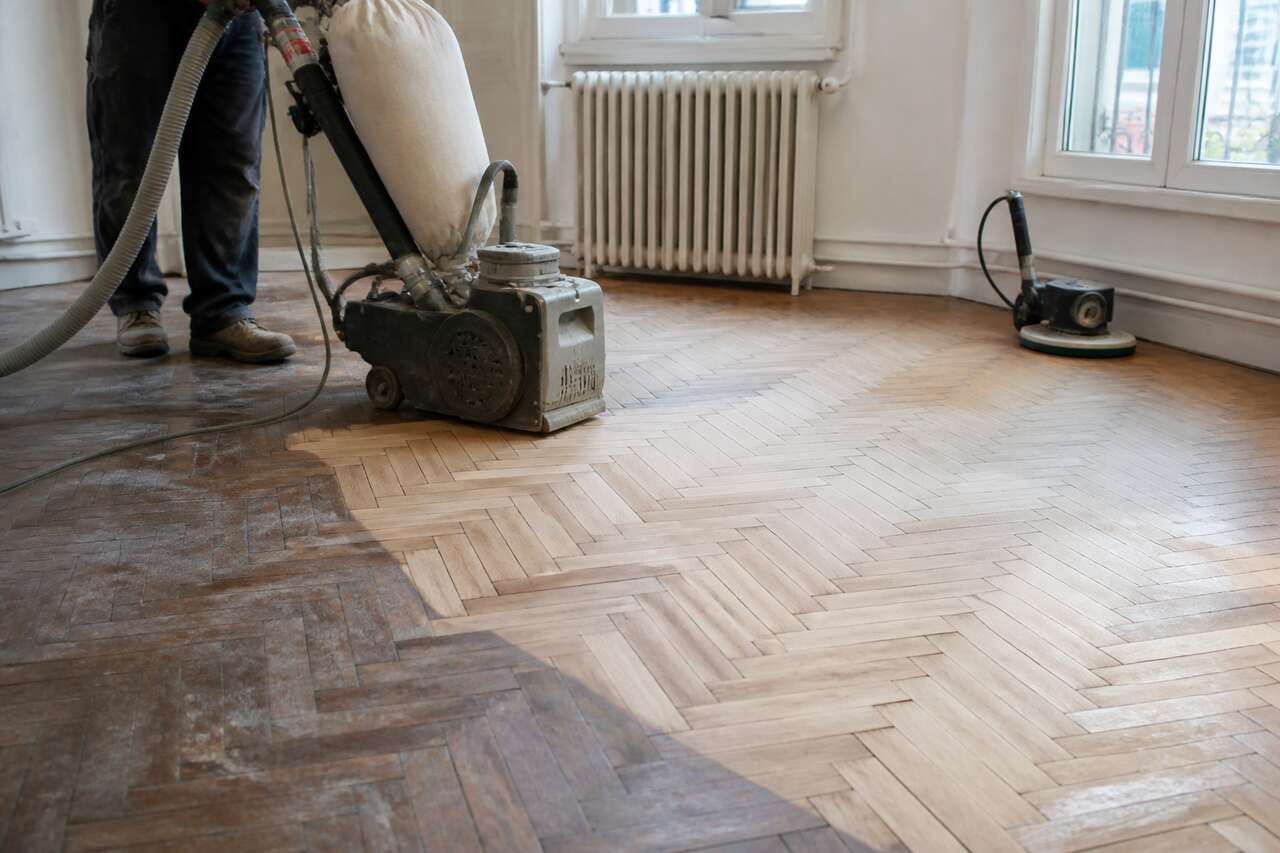 Poncer un parquet ancien : m&eacute;thode, abrasifs, poussi&egrave;re et erreurs &agrave; &eacute;viter