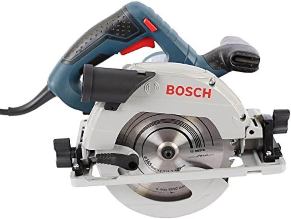 Test de la scie circulaire Bosch GKS 55 + GCE : puissance et précision