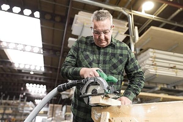 Découvrez notre test complet de la scie circulaire sans fil HiKOKI : précision de coupe, flexibilité d'utilisation et performance exceptionnelle pour vos projets de menuiserie. 