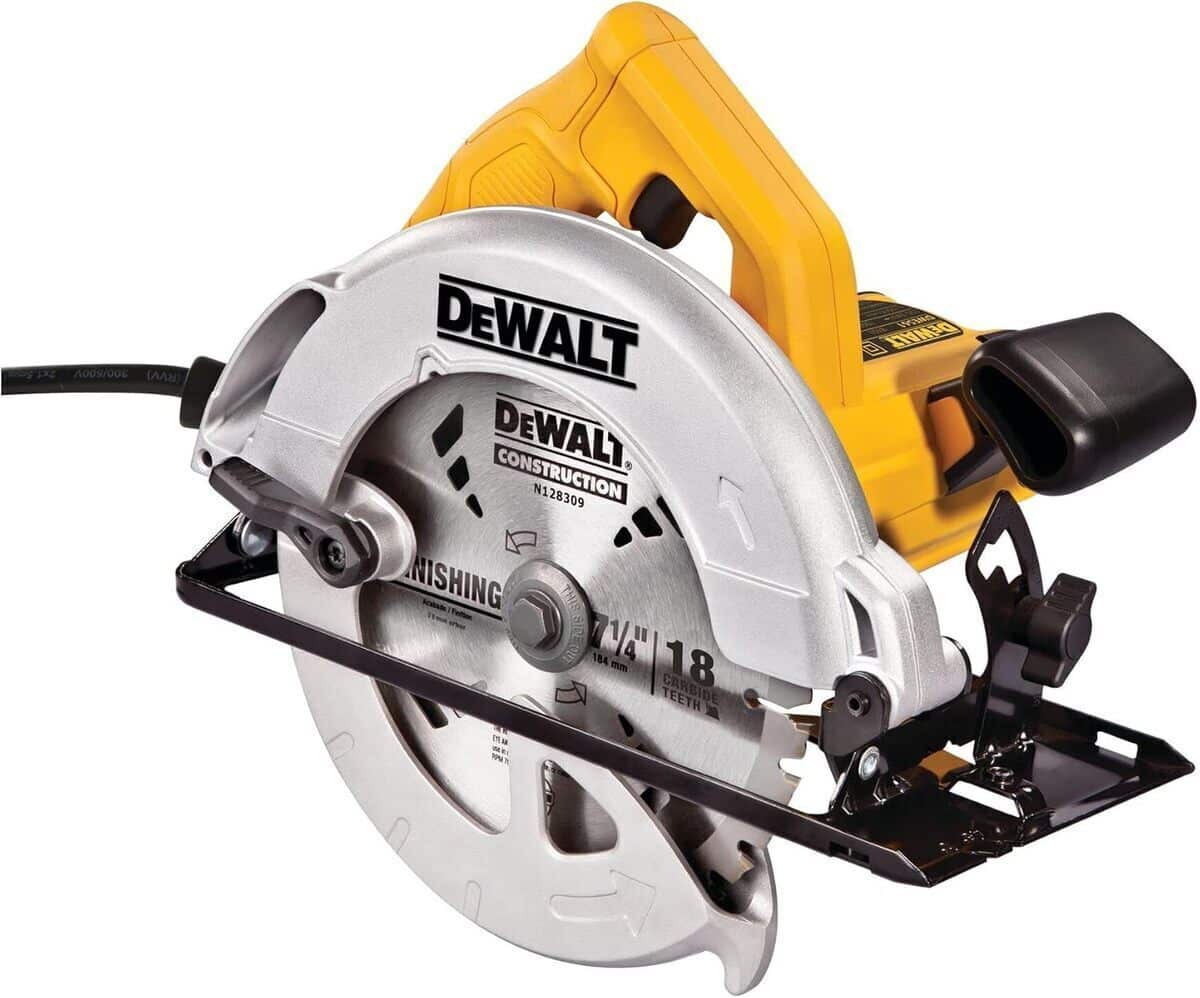 Test DEWALT scie circulaire compacte DWE560-QS : performance de coupe