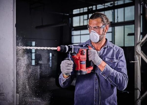 Découvrez notre test détaillé du marteau perforateur Einhell TE-RH 32-1600 : performances, puissance et efficacité pour vos travaux de perçage et de démolition.
