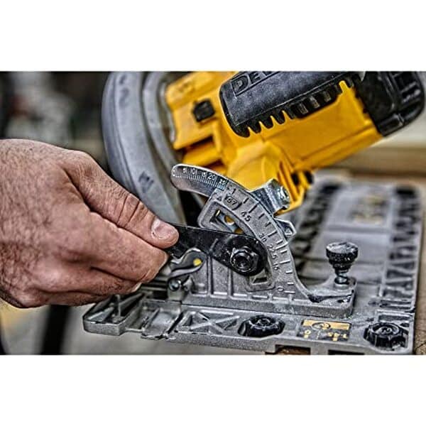 Découvrez notre test complet de la scie circulaire DeWalt DWE576K-QS 1000 W : performances, avantages et avis d'experts pour bien choisir votre outil. 