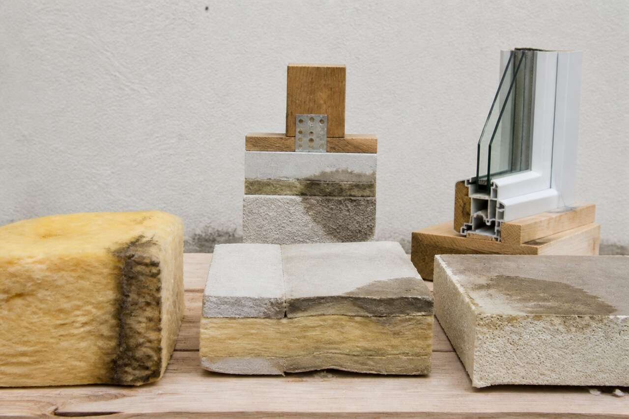 Tableaux mat&eacute;riaux et pi&egrave;ges &agrave; &eacute;viter : humidit&eacute;, tassement, ponts thermiques, pose